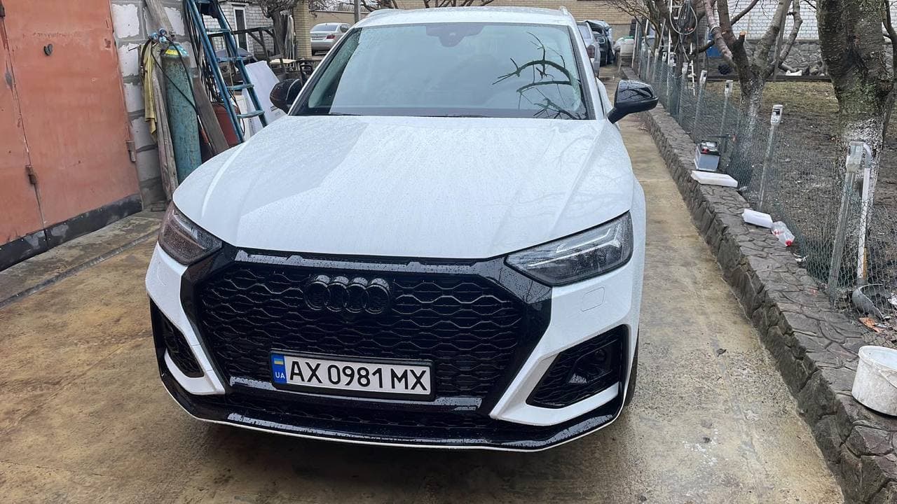 Авто у процесі відновлення геометрії кузова