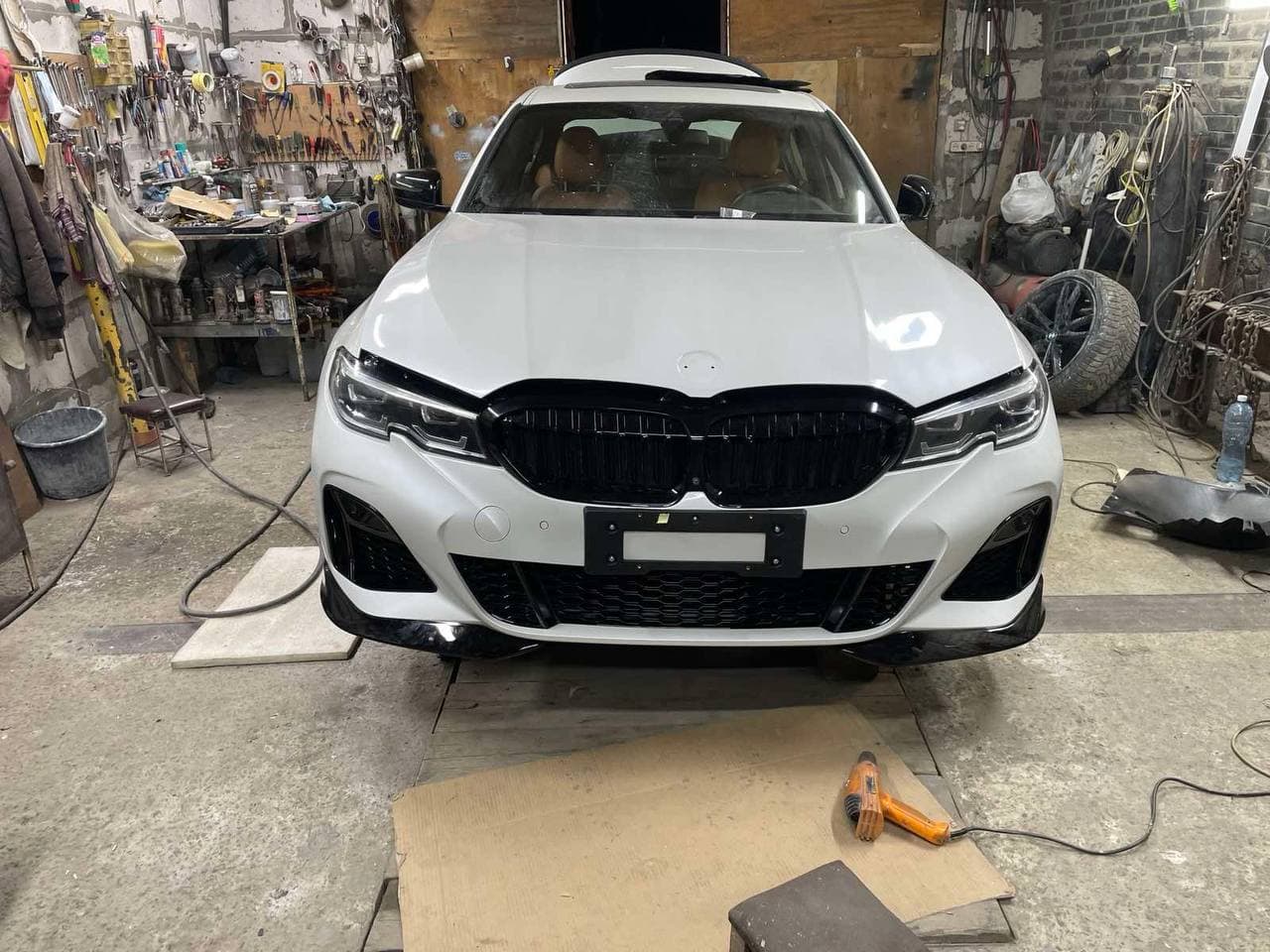 Авто в процесі підготовки до фарбування